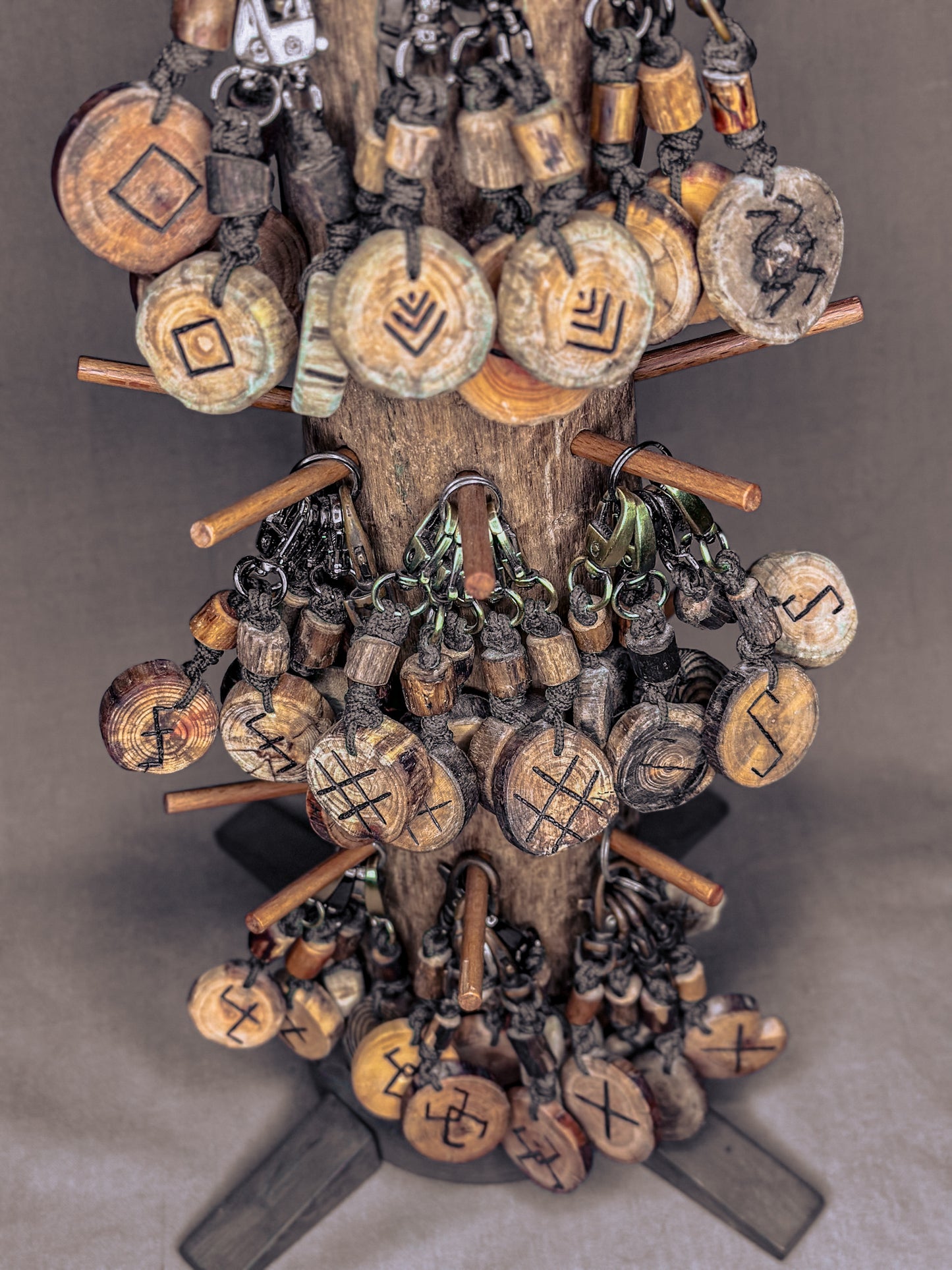 Baltų simbolių pakabukai