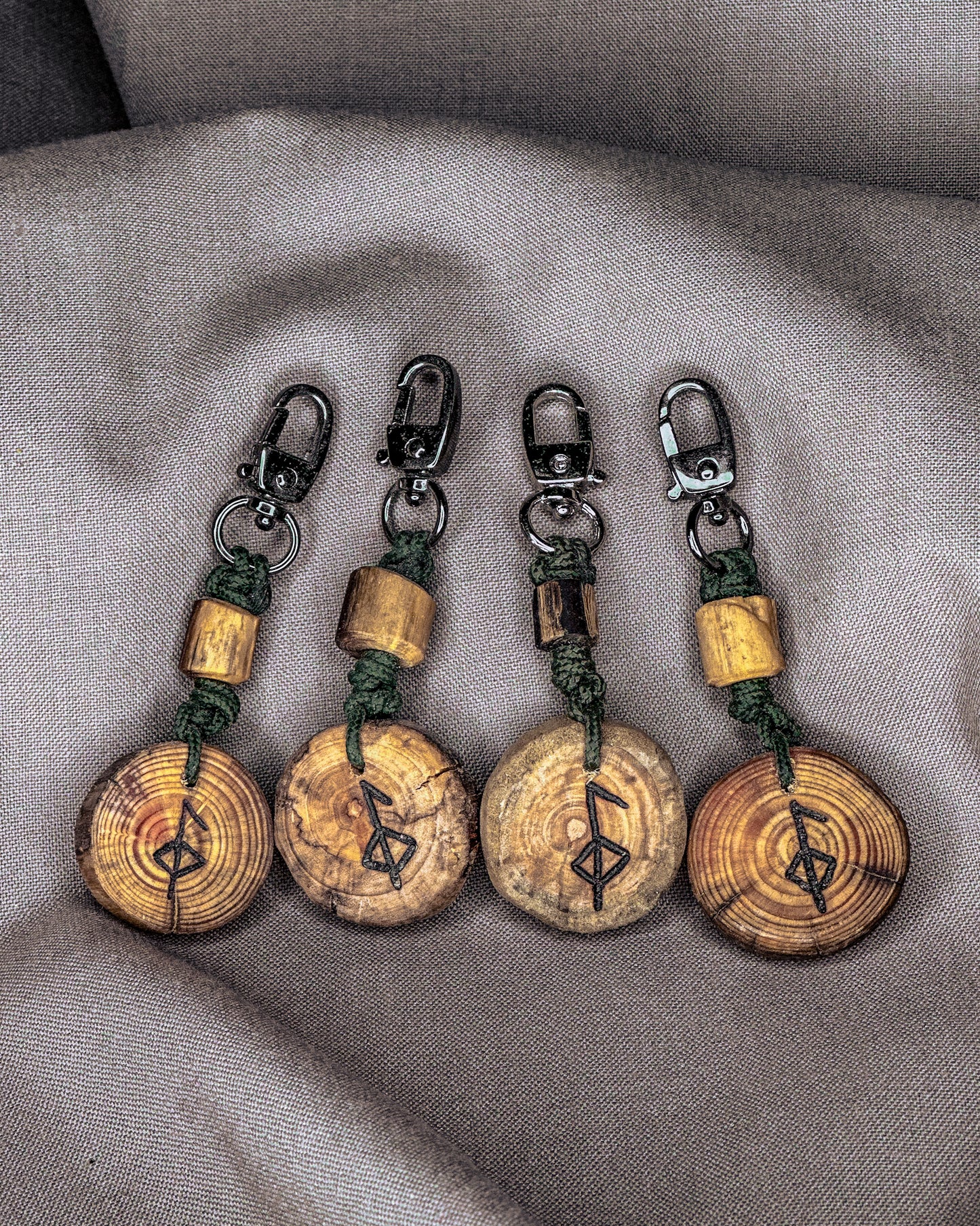 Vikingų runų pakabukai