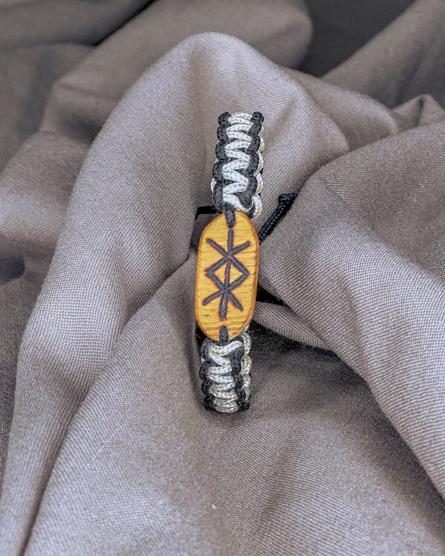 Apsaugos Vikingų runų apyrankė