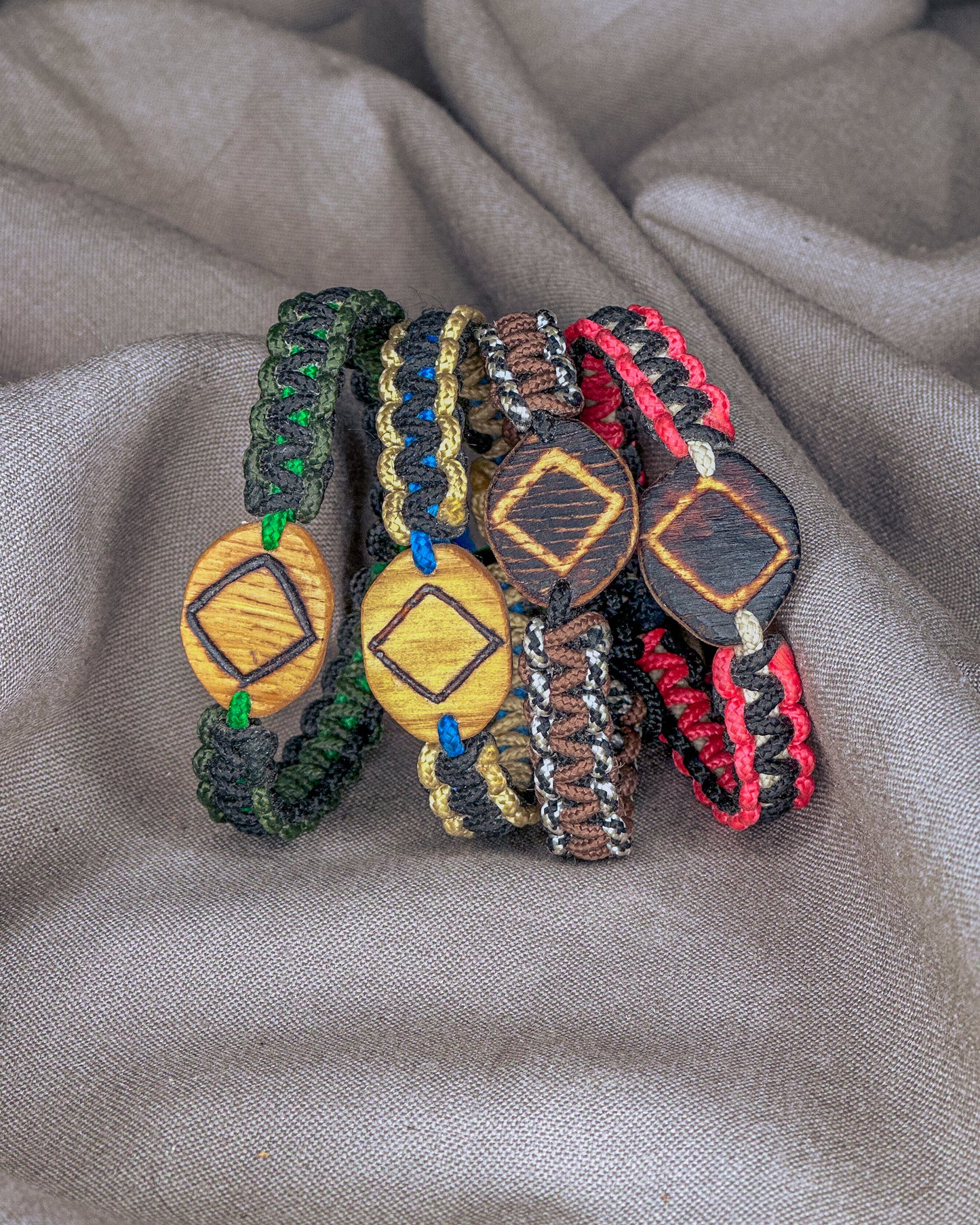 "Varnakis" Baltų apyrankė