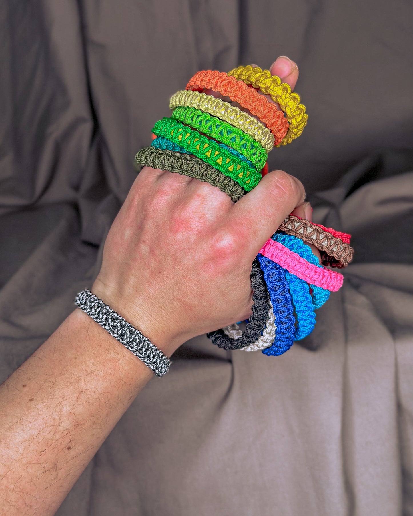 Vienspalvė apyrankė