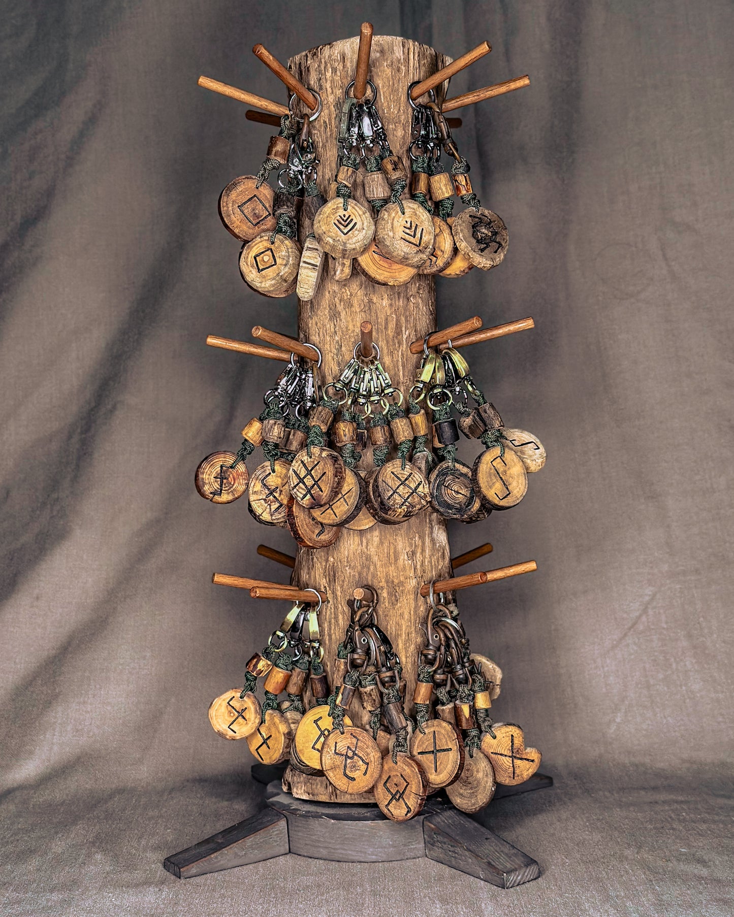 Baltų simbolių pakabukai