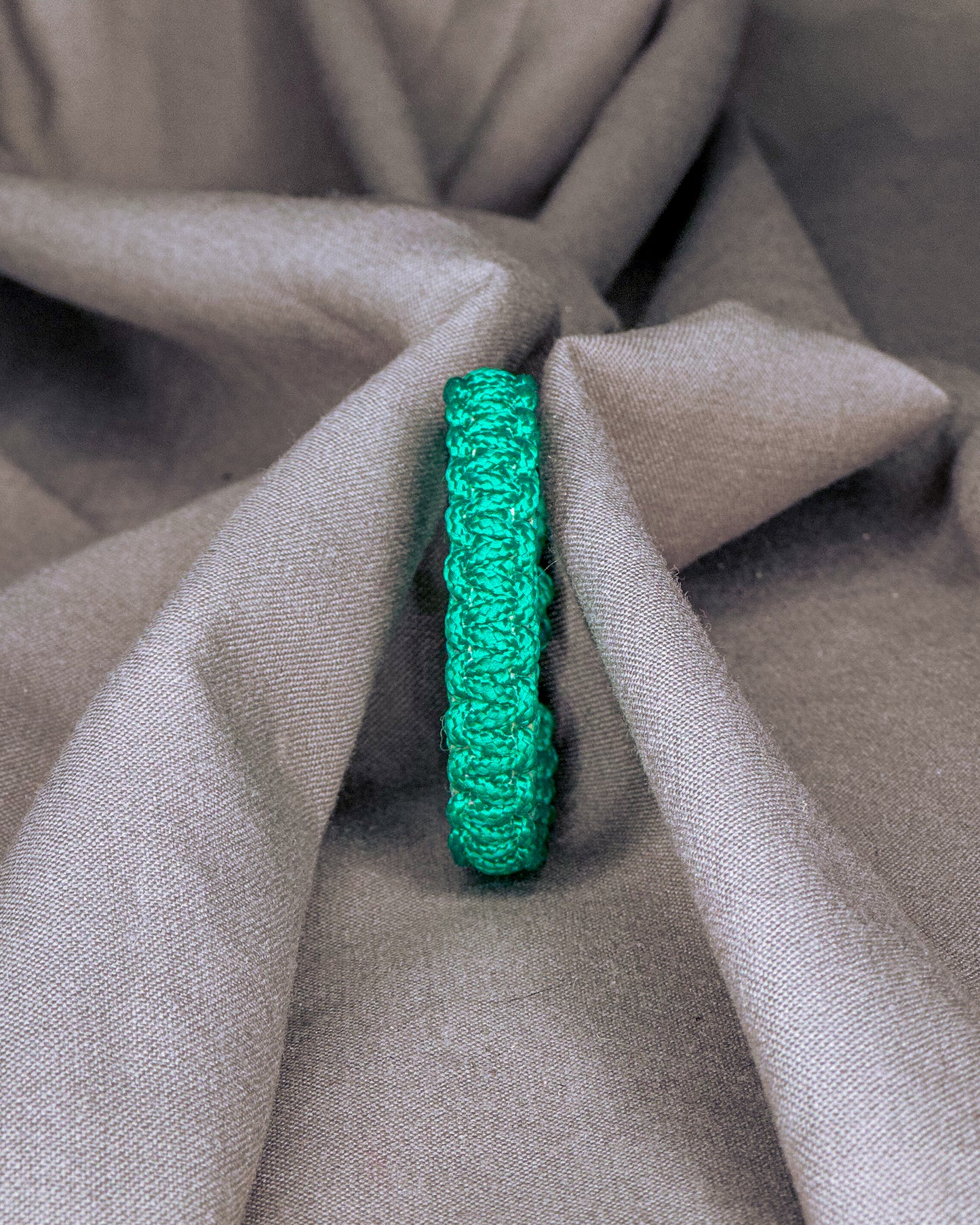 Vienspalvė apyrankė