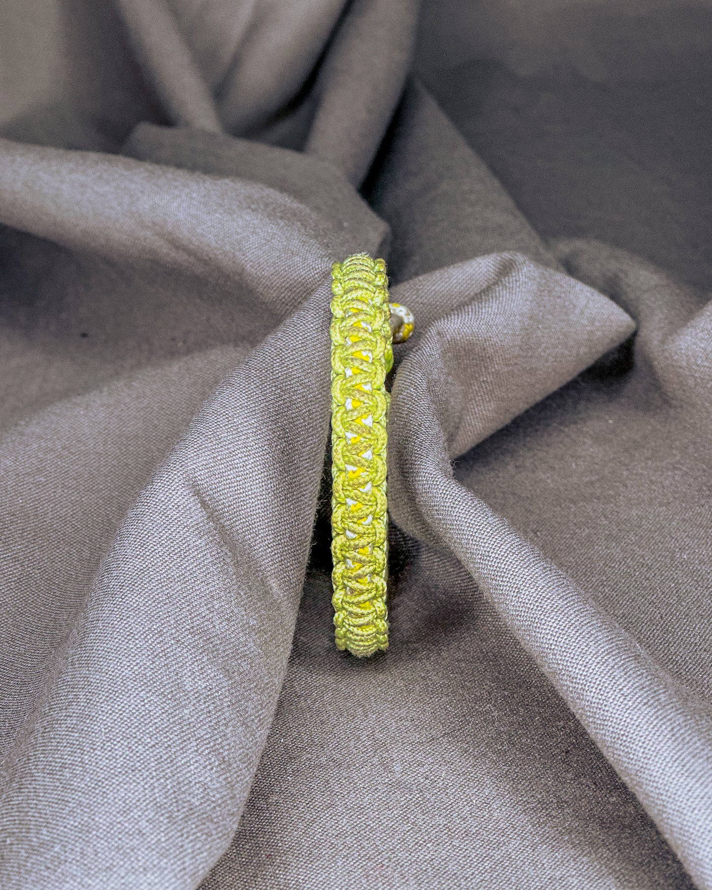 Vienspalvė apyrankė