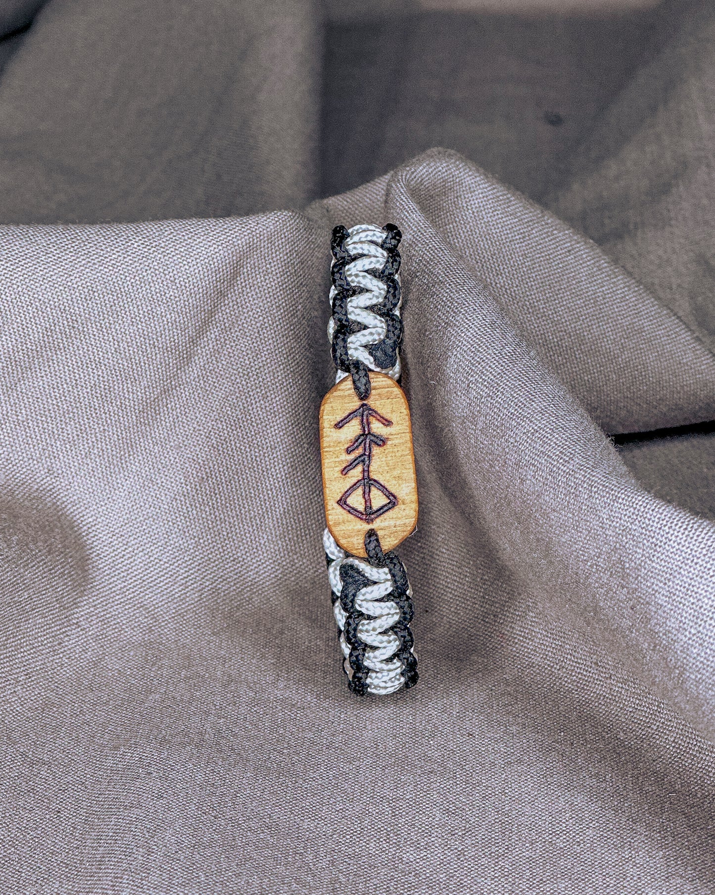 Muzikos Vikingų runų apyrankė