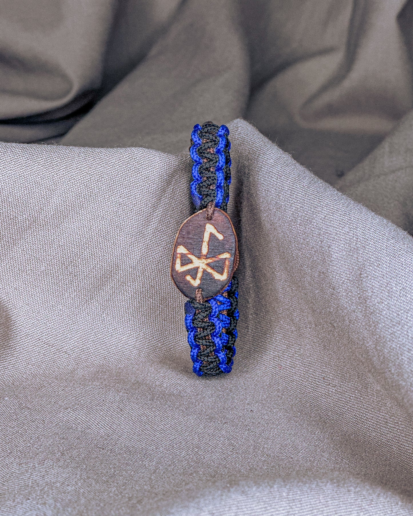 Dvasinio augimo Vikingu runų apyrankė